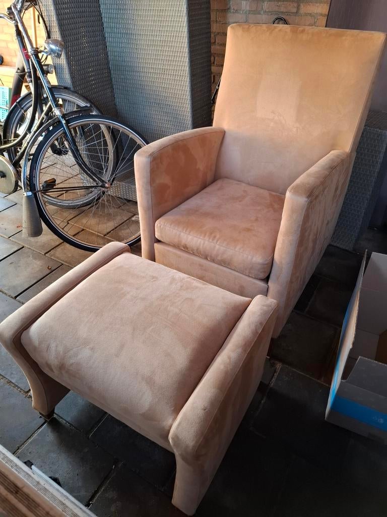 Gratis! >>> Lichtbruine suède fauteuil met voetenbankje, Ophalen