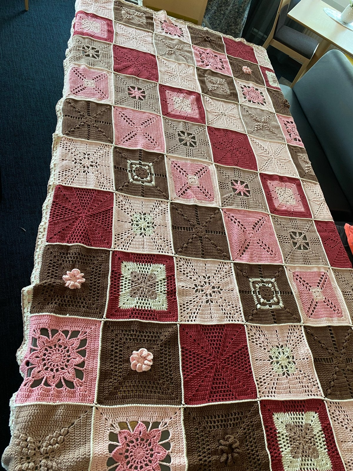 Handgemaakt gehaakt deken/sprei in roze/bruintinten, Ophalen, Zo goed als nieuw, Meerkleurig