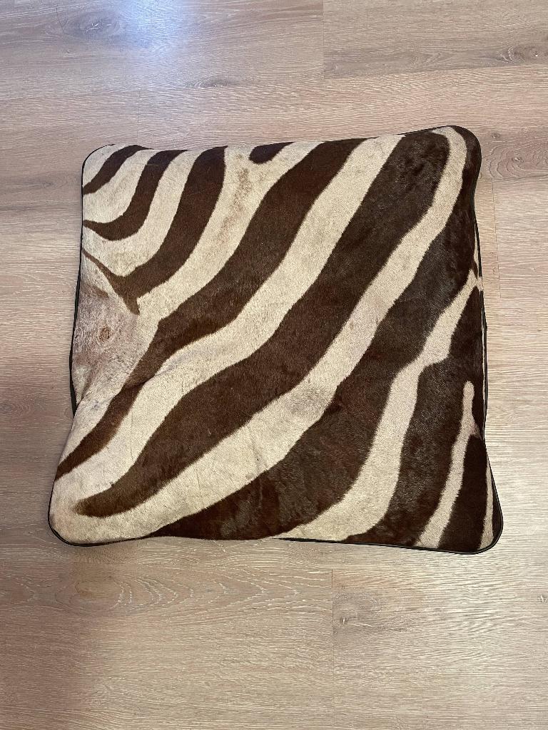 twee lederen  kussens, 1 zebra en 1 koe, Ophalen, Gebruikt, Overige kleuren, Vierkant