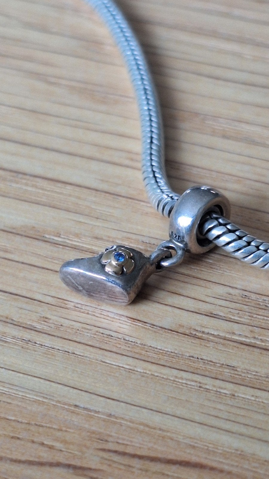 pandora bedel schoentje zilver met goud en blauw steentje, Sieraden, Tassen en Uiterlijk, Bedels, Verzenden, Zo goed als nieuw