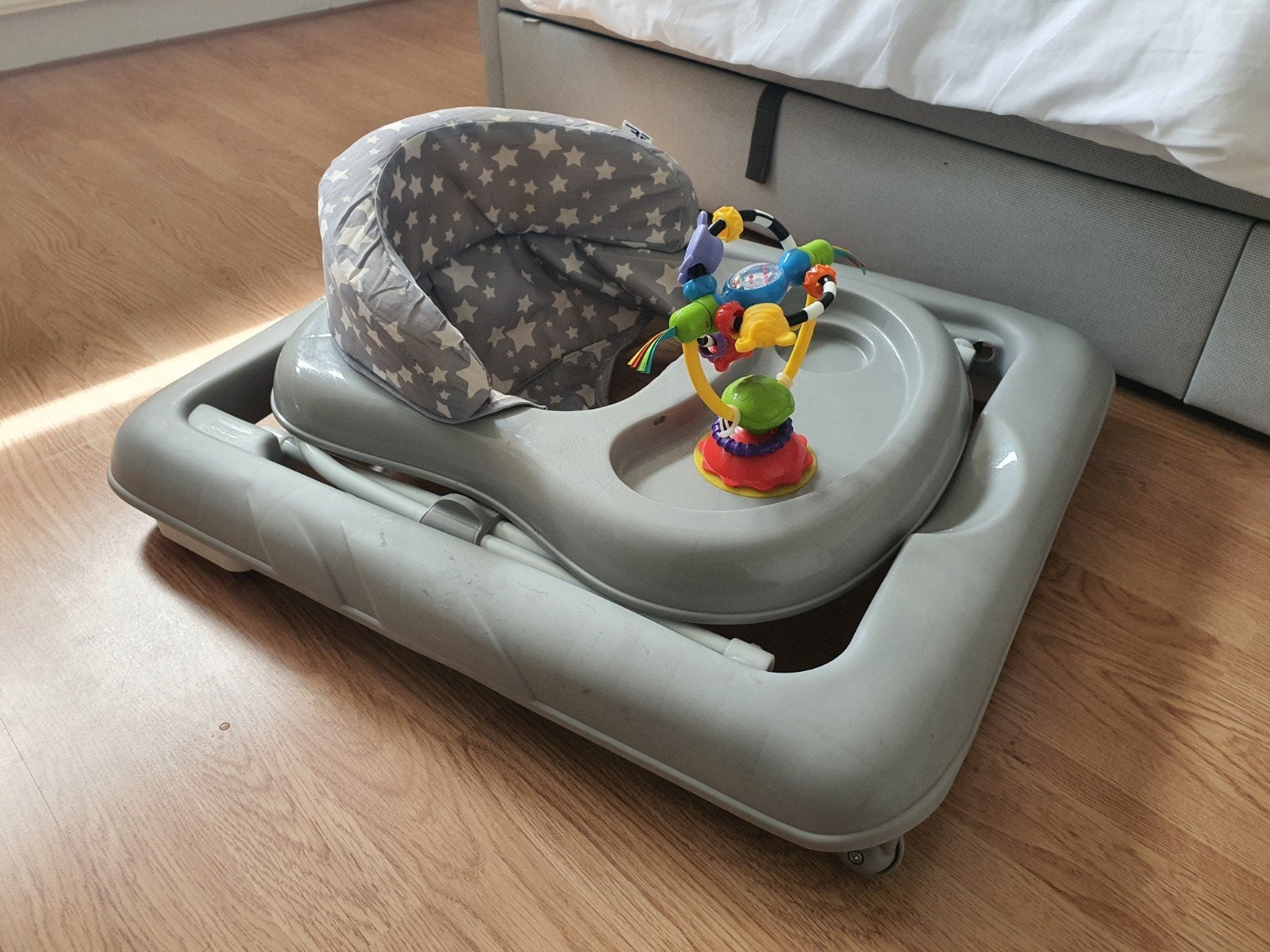 Loopstoel met speelgoed en comfortabele zitting, Ophalen, Zo goed als nieuw