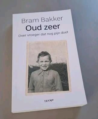 Boek: Oud Zeer, Bram Bakker, Ophalen of Verzenden, Zo goed als nieuw, Mode algemeen