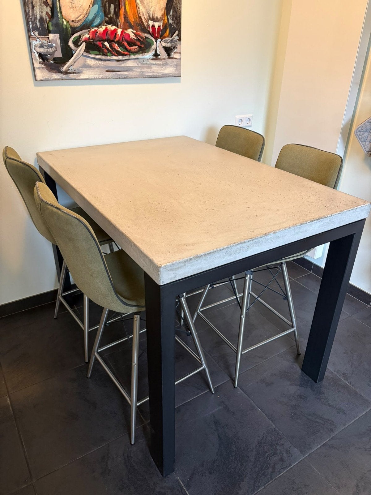 Hoge bar/eettafel met betonnen blad en 4 barkrukken, Huis en Inrichting, Ophalen, 100 tot 150 cm, 50 tot 100 cm, Zo goed als nieuw