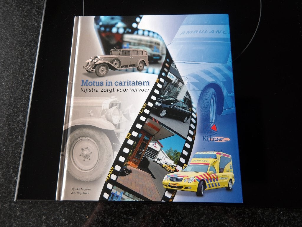 boek: Kijlstra zorgt voor vervoer Motus in Caritatem, Boeken, Ophalen of Verzenden, Zo goed als nieuw, Algemeen