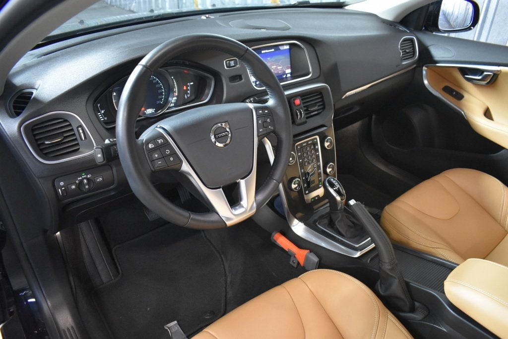 Volvo V40 Cross Country 1.5 T3 Polar+ Luxury, Auto's, 12 maanden, Euro 6, 4 cilinders, Zwart