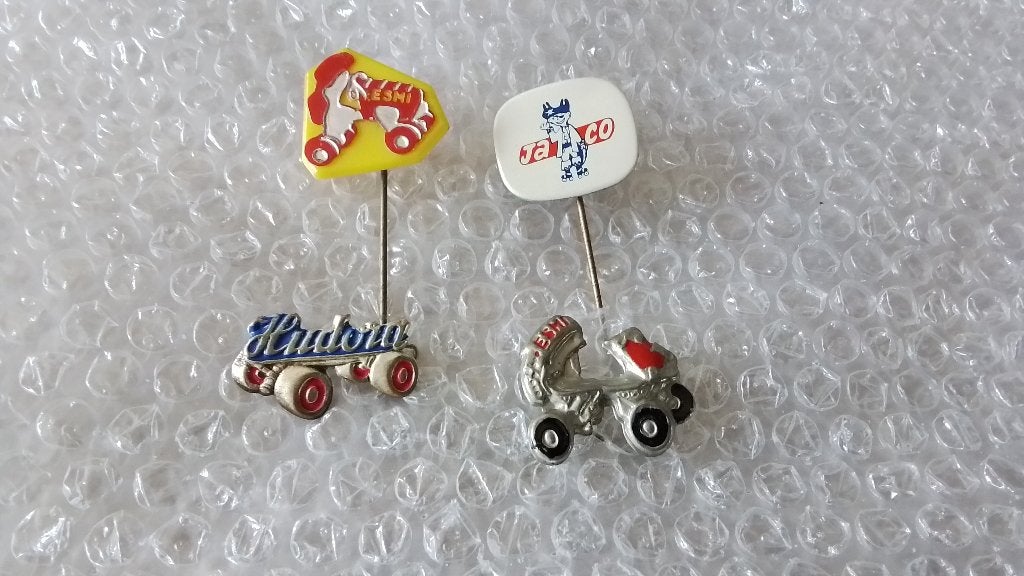 2 speldjes en 2 broche rolschaatsen, Ophalen of Verzenden, Zo goed als nieuw, Overige onderwerpen
