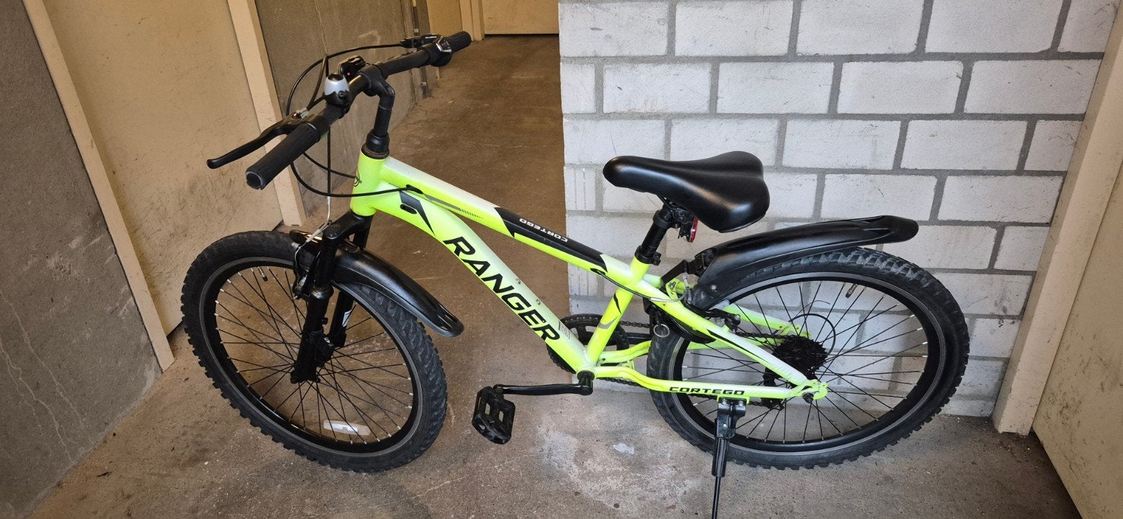 Jongensfiets 24 inch fluogeel met 7 versnellingen, Gebruikt, Velgrem, Versnellingen, Minder dan 49 cm