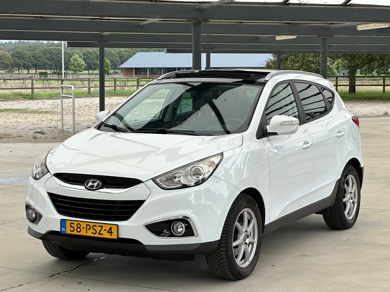 Hyundai ix35 2.0i 163PK Automaat | Leder | Pano |Camera|Navi, Auto's, 1998 cc, Zwart, 4 cilinders, 75 €/maand
