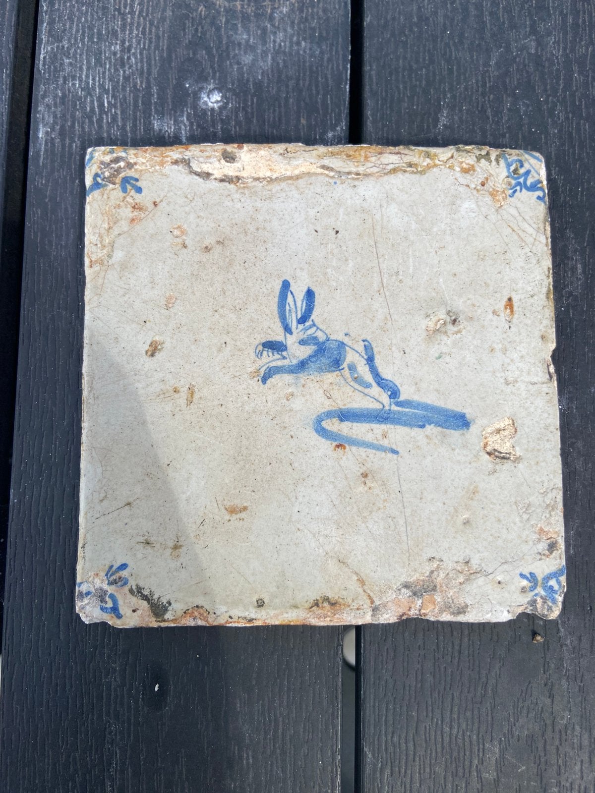 Antieke Delftse tegel met springende haas 13x13 cm, Ophalen