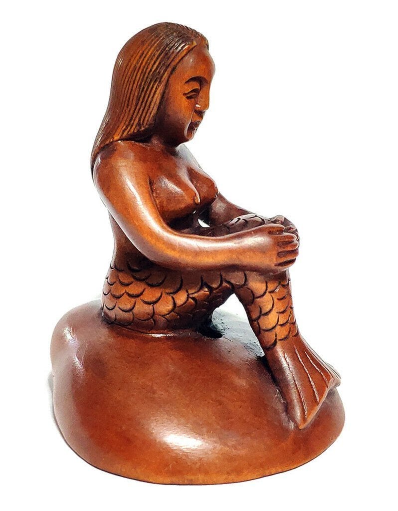 Boxwood Netsuke van een Zeemeermin op een steen - Japan, Antiek en Kunst, Kunst | Niet-Westerse kunst, Hout, Bruin, Ophalen of Verzenden