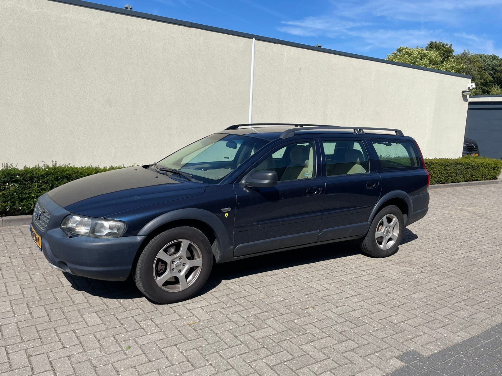 Volvo XC70 2.4T 4WD AUT 2000 Blauw, Auto's, Automaat, Stoelverwarming, 1800 kg, Beige