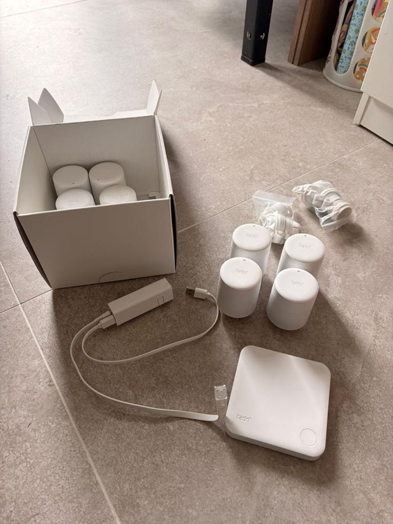 Tado Slimme Thermostaat, Bridge en 8x Radiatorknoppen, Ophalen of Verzenden, Slimme thermostaat, Gebruikt
