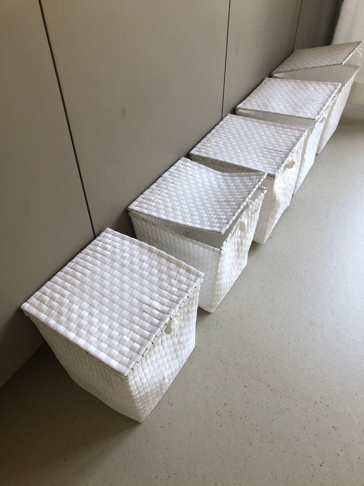 Vijf keer witte gevlochten HEMA mand, Ophalen, Zo goed als nieuw, Doos, Minder dan 35 cm