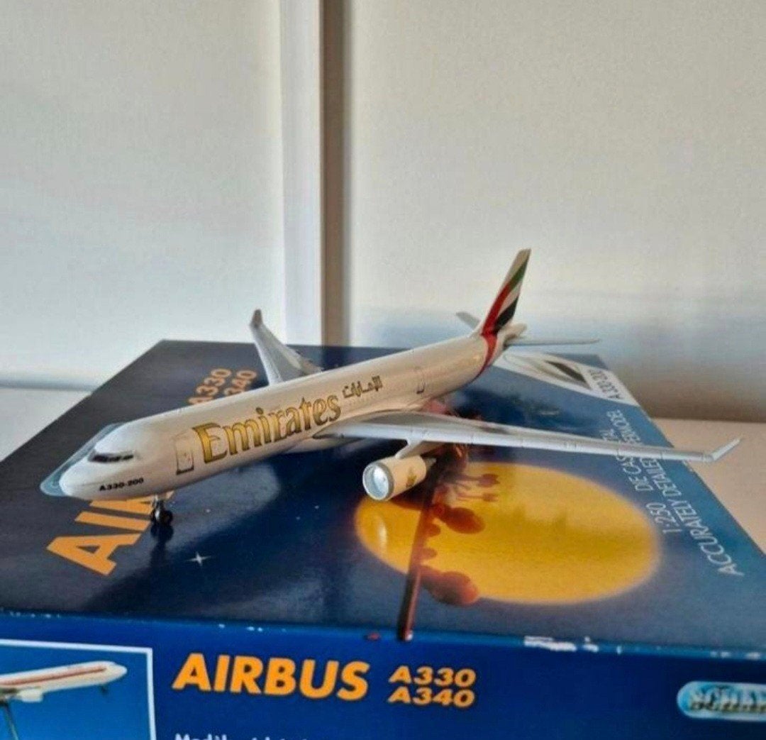 Airbus A330 Emirates (Metaal), Ophalen of Verzenden, Schaalmodel