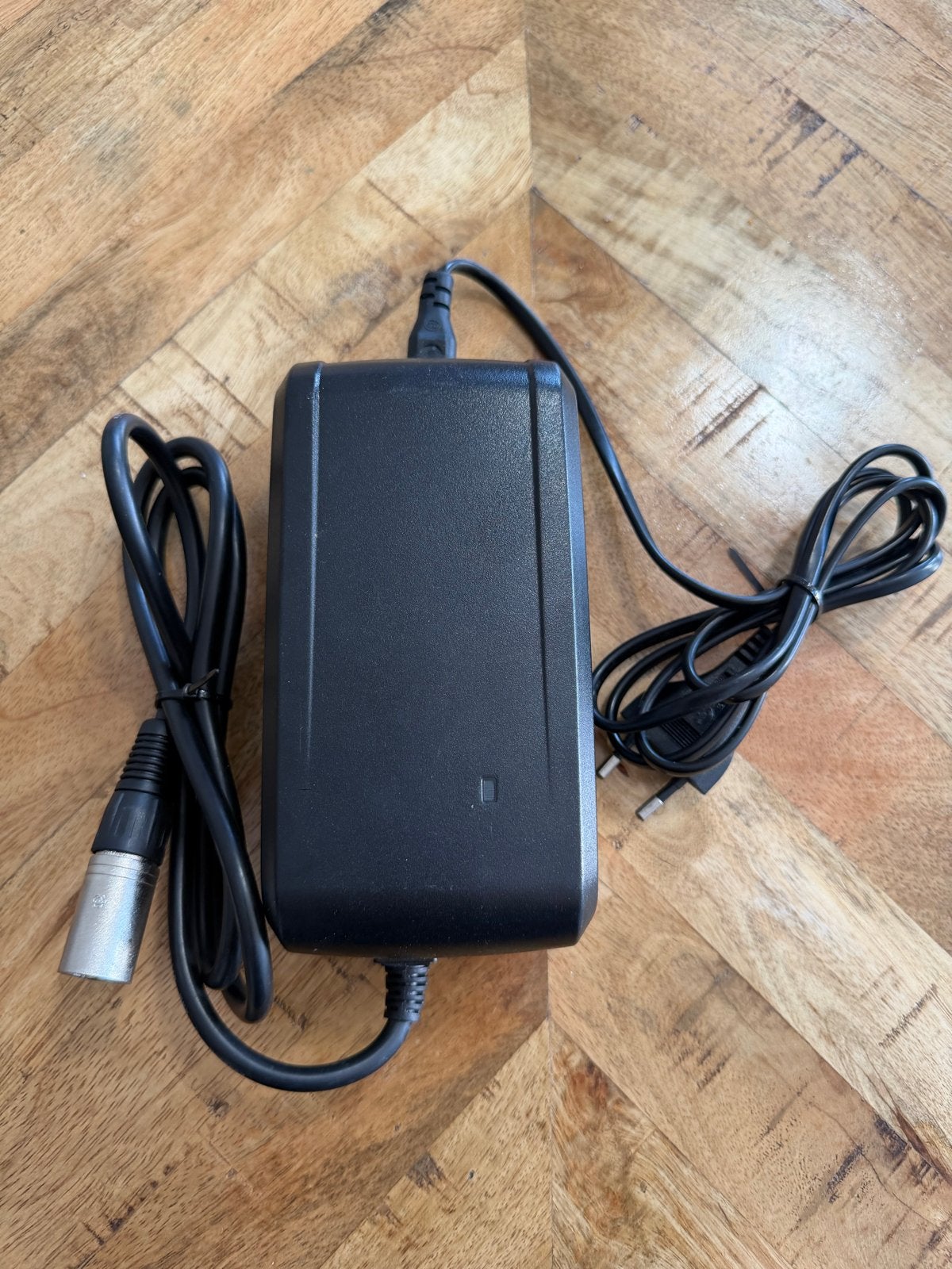 Giant oplader 2A model GLI180A, Fietsen en Brommers, Gebruikt