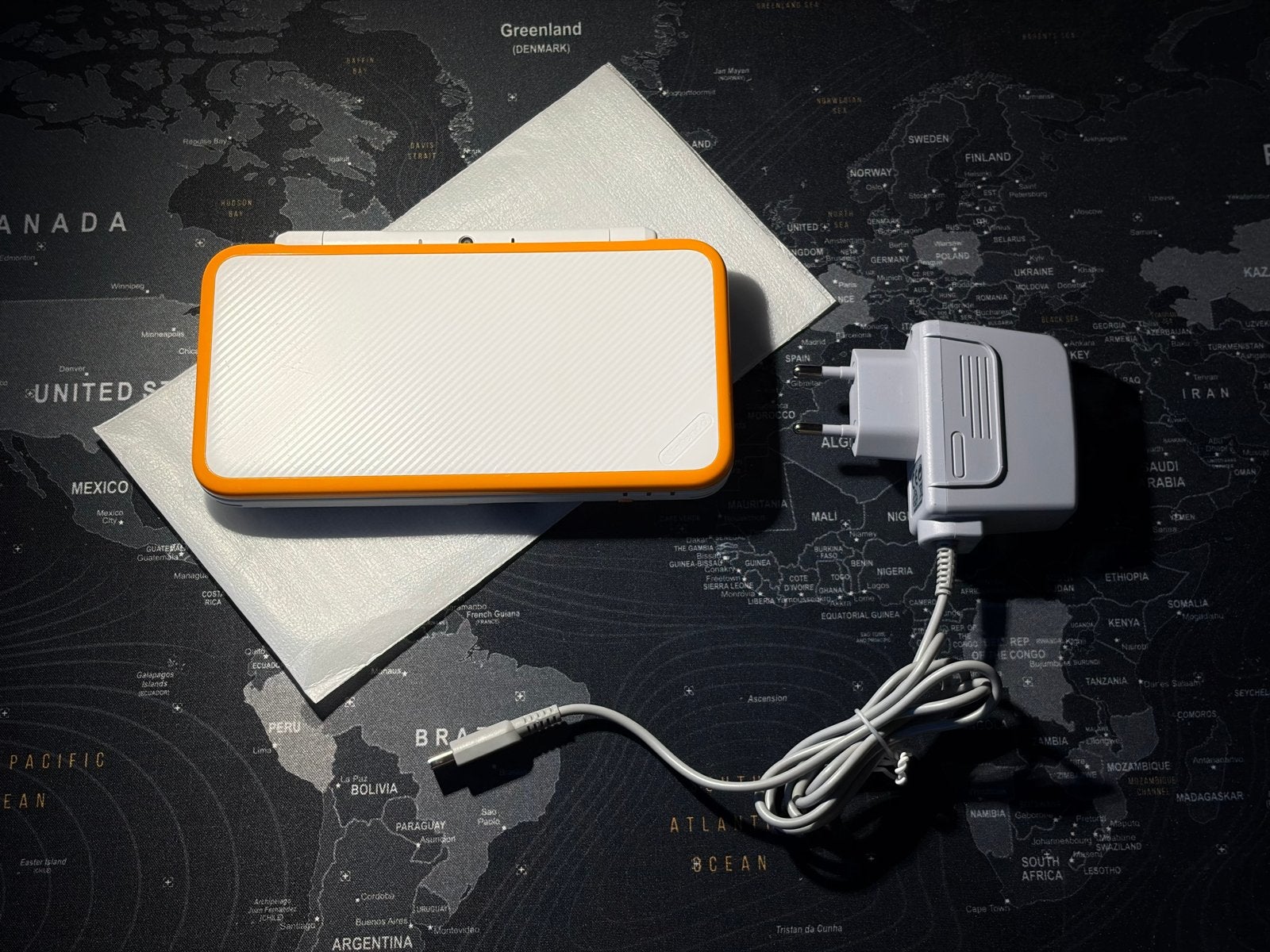 New Nintendo 2DS XL met oplader en hoesje, Ophalen of Verzenden, Zo goed als nieuw, Met beschermhoes of tas, Wit