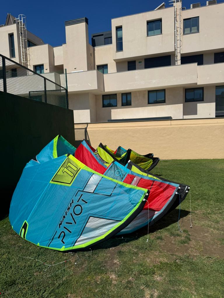 Naish Pivot Set – 7m / 9m / 11m + optioneel Reedin Dreamstic, Geen board, Ophalen, Zo goed als nieuw, 9 m²