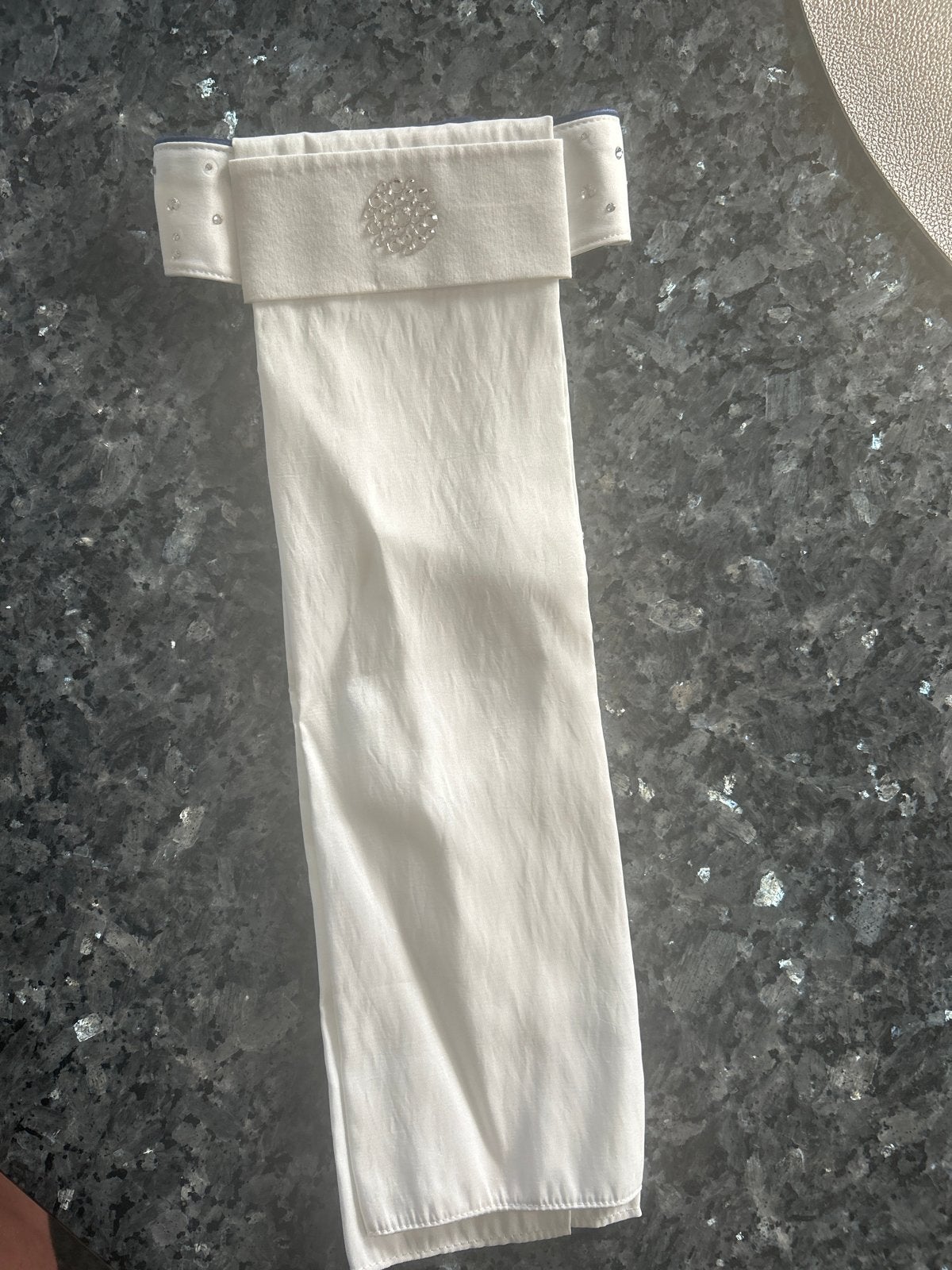 Witte Plastron met Strass Steentjes., Ophalen of Verzenden, Zo goed als nieuw, Dressuur, Bovenkleding