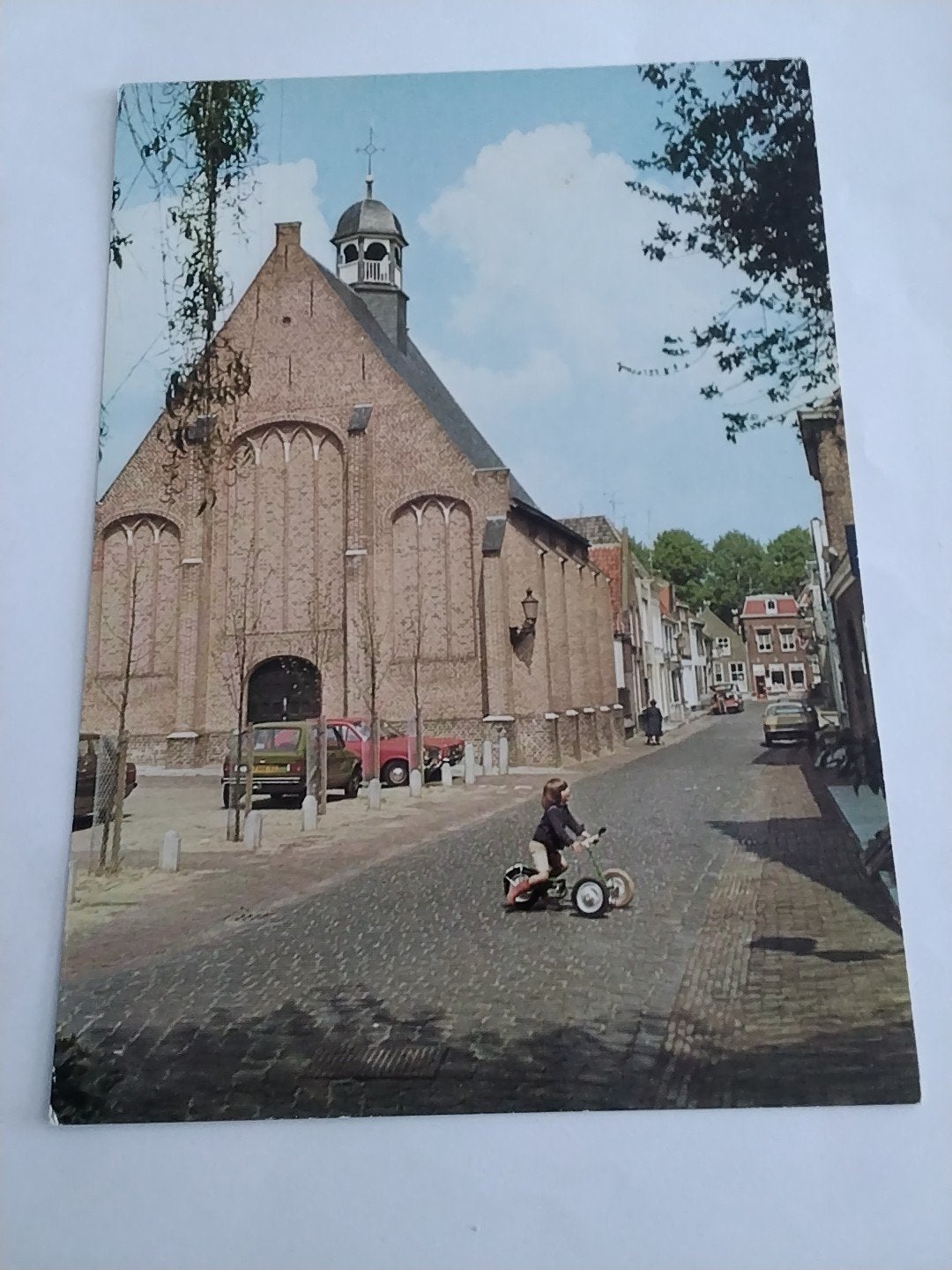 Oude ansichtkaart: Ravenstein Ned.Herv.Kerk en straatbeeld, Verzamelen, Ansichtkaarten | Nederland, Ophalen of Verzenden, Voor 1920