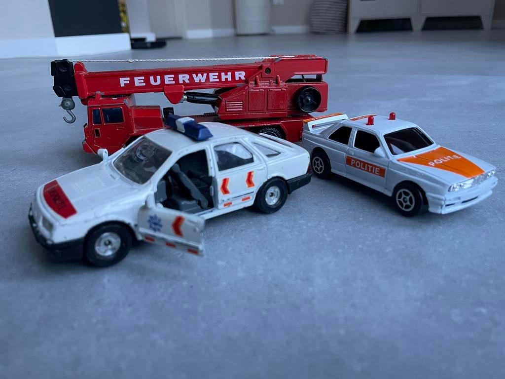 2 st. Siku 2914 Brandweerwagen, BMW E30 politie, Hobby en Vrije tijd, Modelauto's | Overige schalen, Zo goed als nieuw, Auto, Ophalen of Verzenden