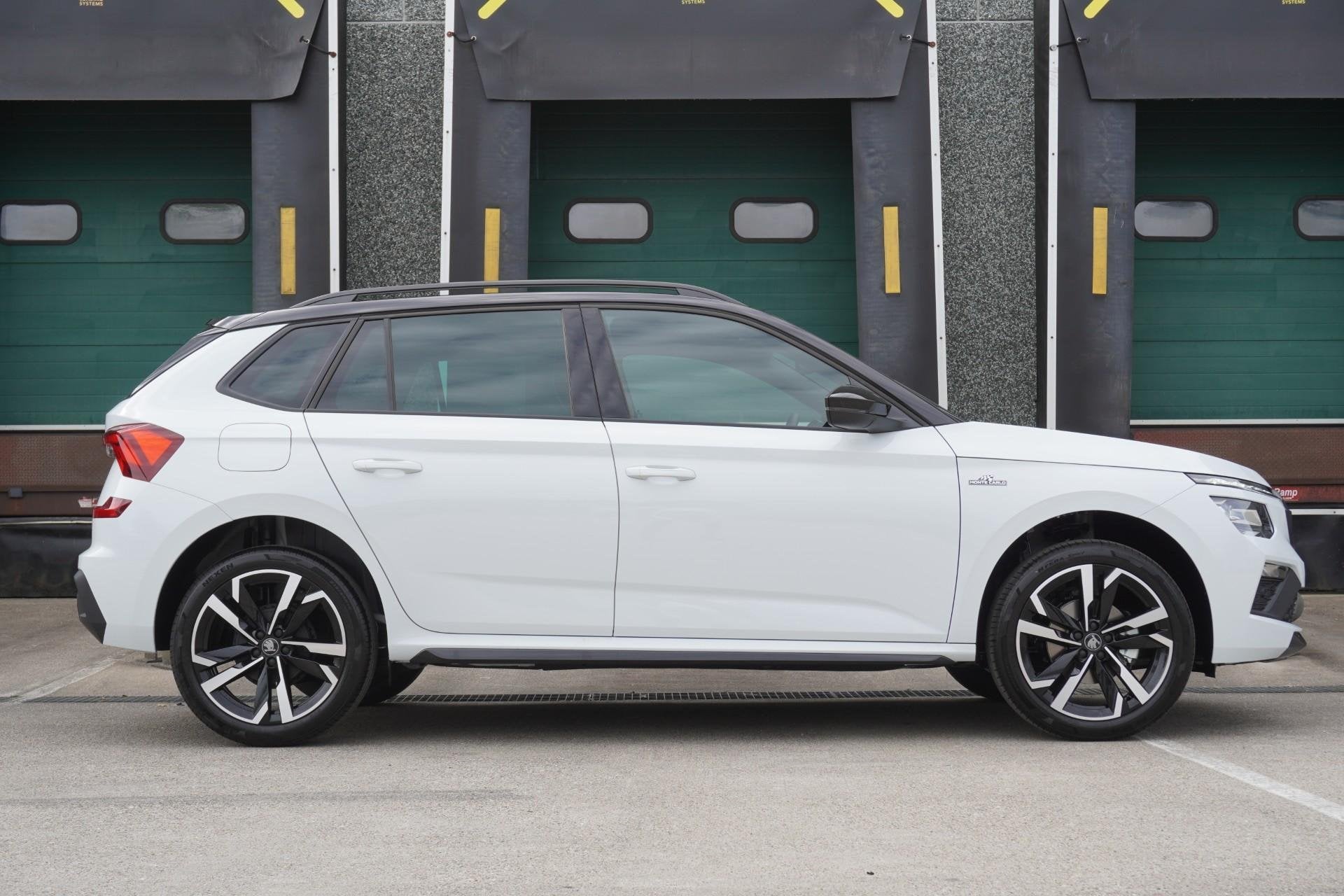 Skoda Kamiq 1.0 TSI 115pk DSG Monte Carlo | Trekhaak Wegklap, Auto's, 12 maanden, Euro 6, Wit, Nieuw