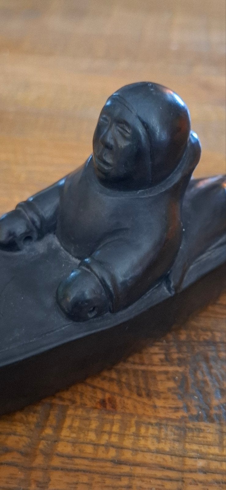 Vintage speksteen beeldje: Eskimo in kajak, Canada 1972, Antiek en Kunst, Ophalen of Verzenden