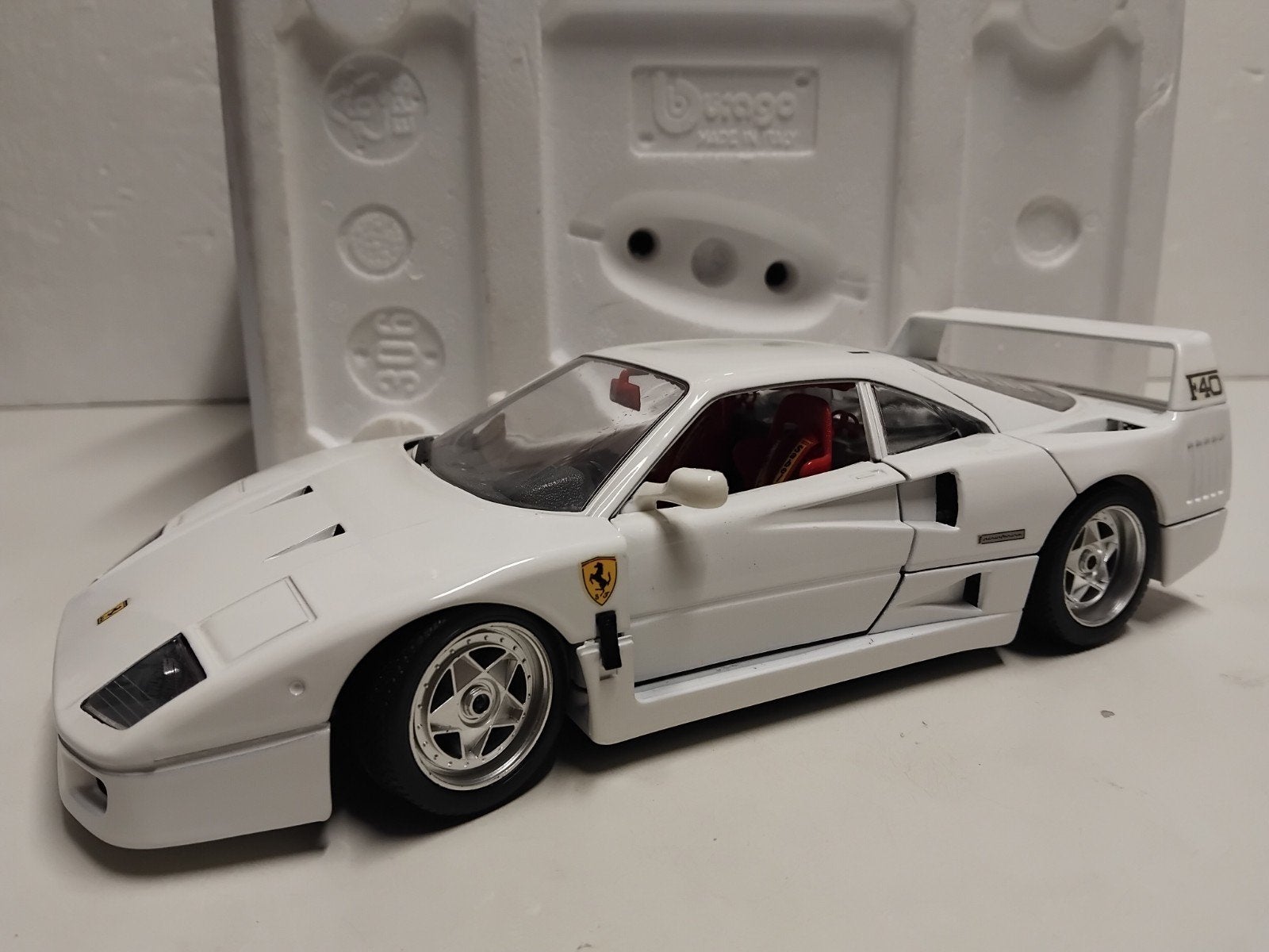 Ferrari F40 special white 1987 Bburago metal 1:18 KRD, Ophalen of Verzenden, Zo goed als nieuw, Auto, Overige merken