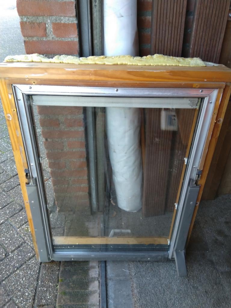 Een houten tuimel raam. Met glas, Gevelraam of Ruit, Gebruikt, Minder dan 80 cm, Minder dan 80 cm