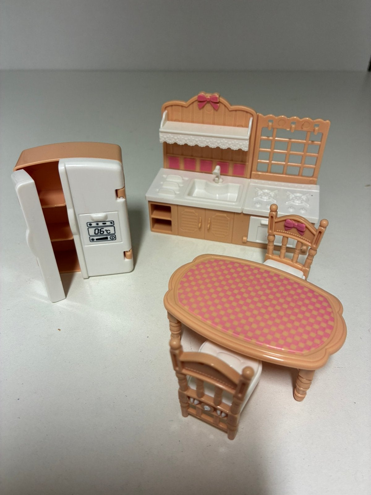 Keuken IJskast en tafel en stoelen voor Poppenhuis (nieuw), Ophalen of Verzenden, Nieuw, Poppenhuis
