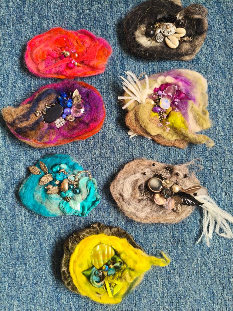 Vilten Broches, Ophalen of Verzenden, Overige kleuren, Overige materialen
