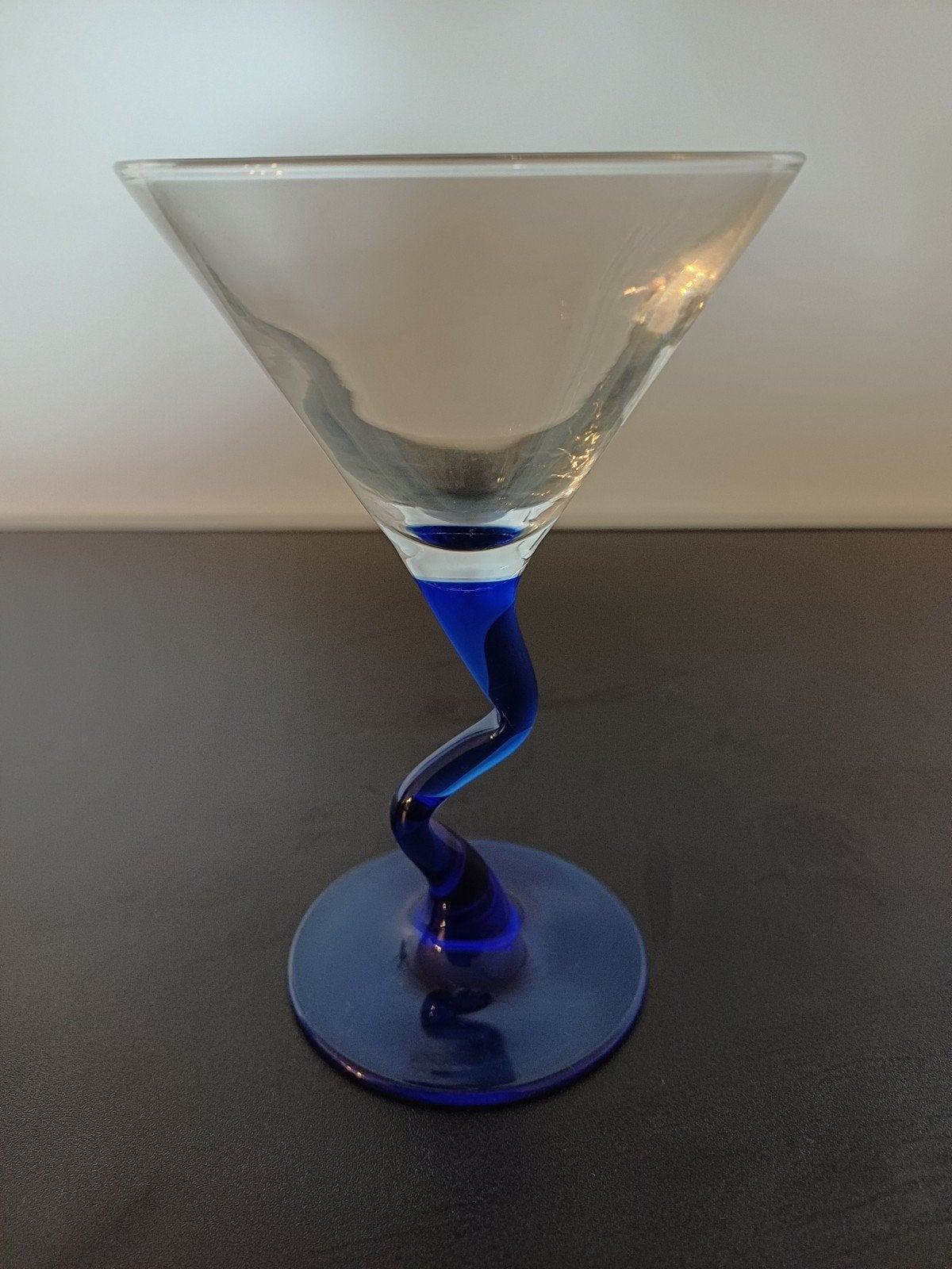 Martini glas met blauwe spiraalvormige steel, Ophalen of Verzenden, Nieuw, Borrel- of Shotglas