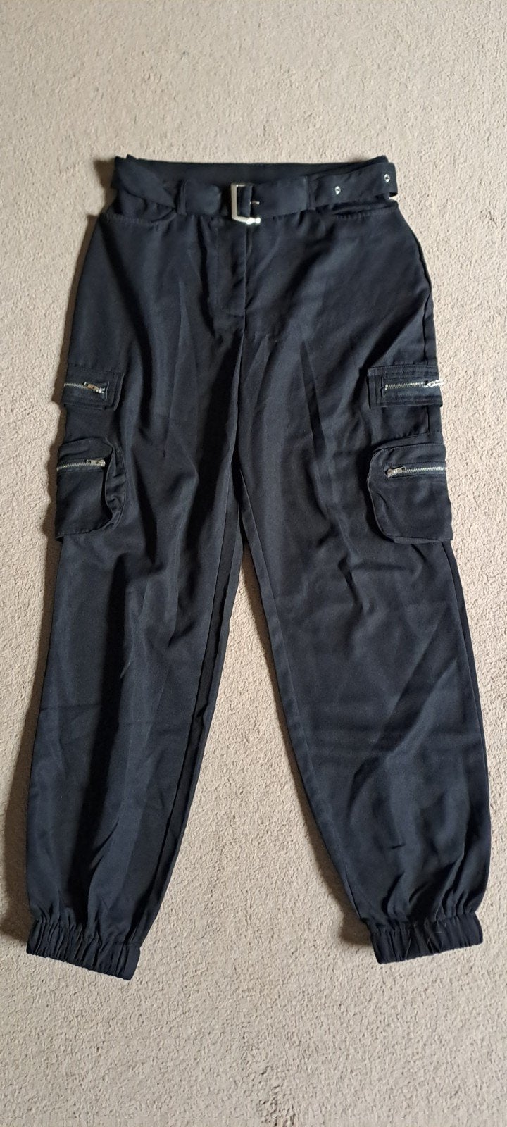 Zwarte cargobroek met riem en ritsdetails, Maat 38/40 (M), Zwart, Ophalen of Verzenden, Lang