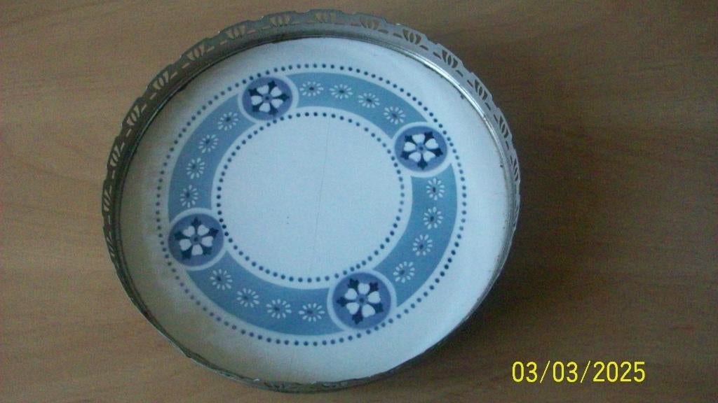 Porseleinen onderzetter met chrome rand. Diameter 17,5 cm., Ophalen of Verzenden