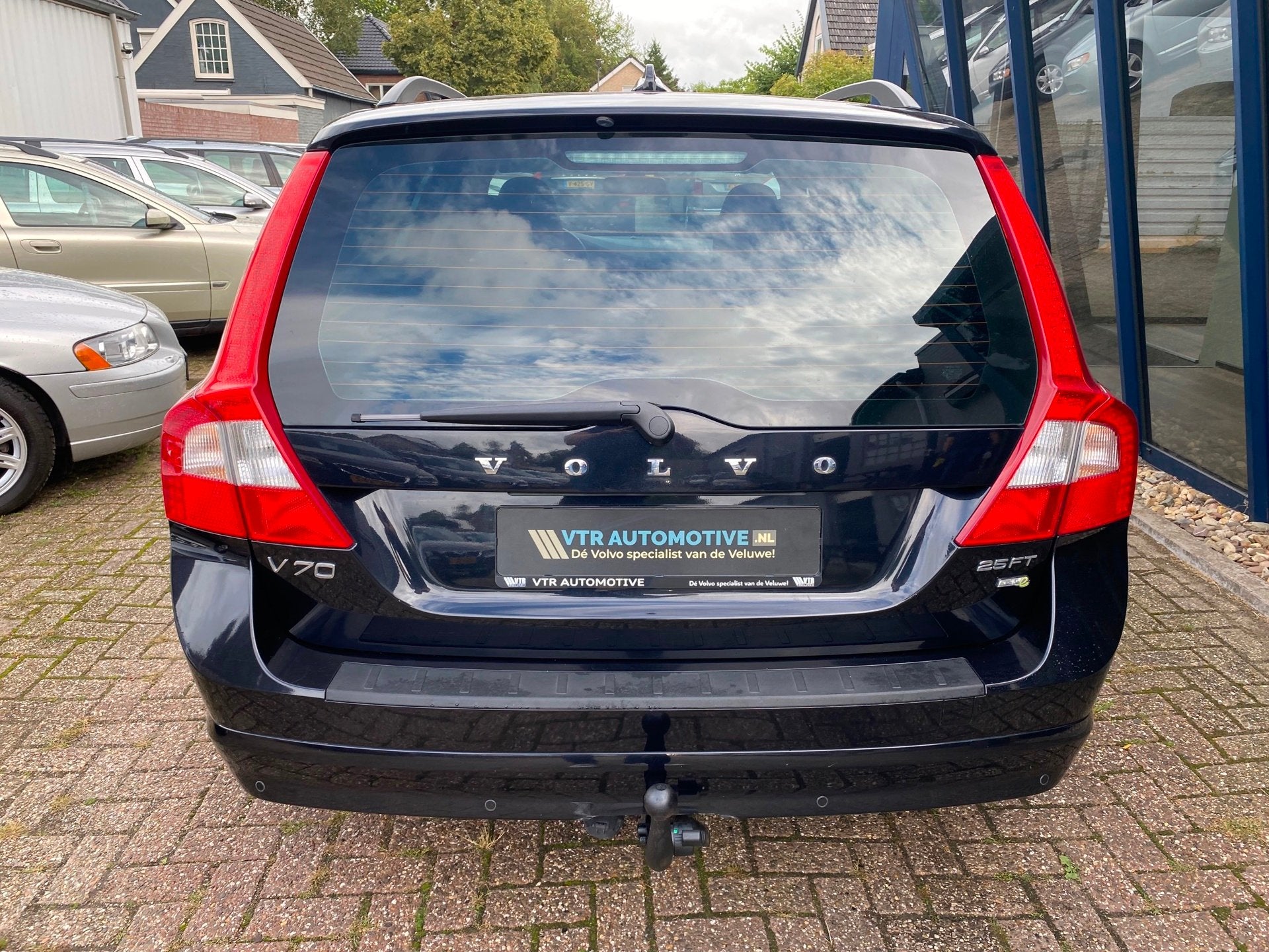 Volvo V70 2.5FT Momentum Automaat 230PK H.LEER / XENON / TRE, Gebruikt, Zwart, Onderhoudsboekje, Automatische klimaatregeling