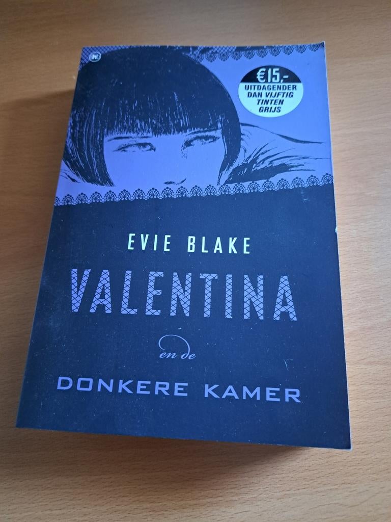 Valentina en de Donkere Kamer - Evie Blake, Boeken, Ophalen of Verzenden, Zo goed als nieuw, Evie Blake, Europa overig