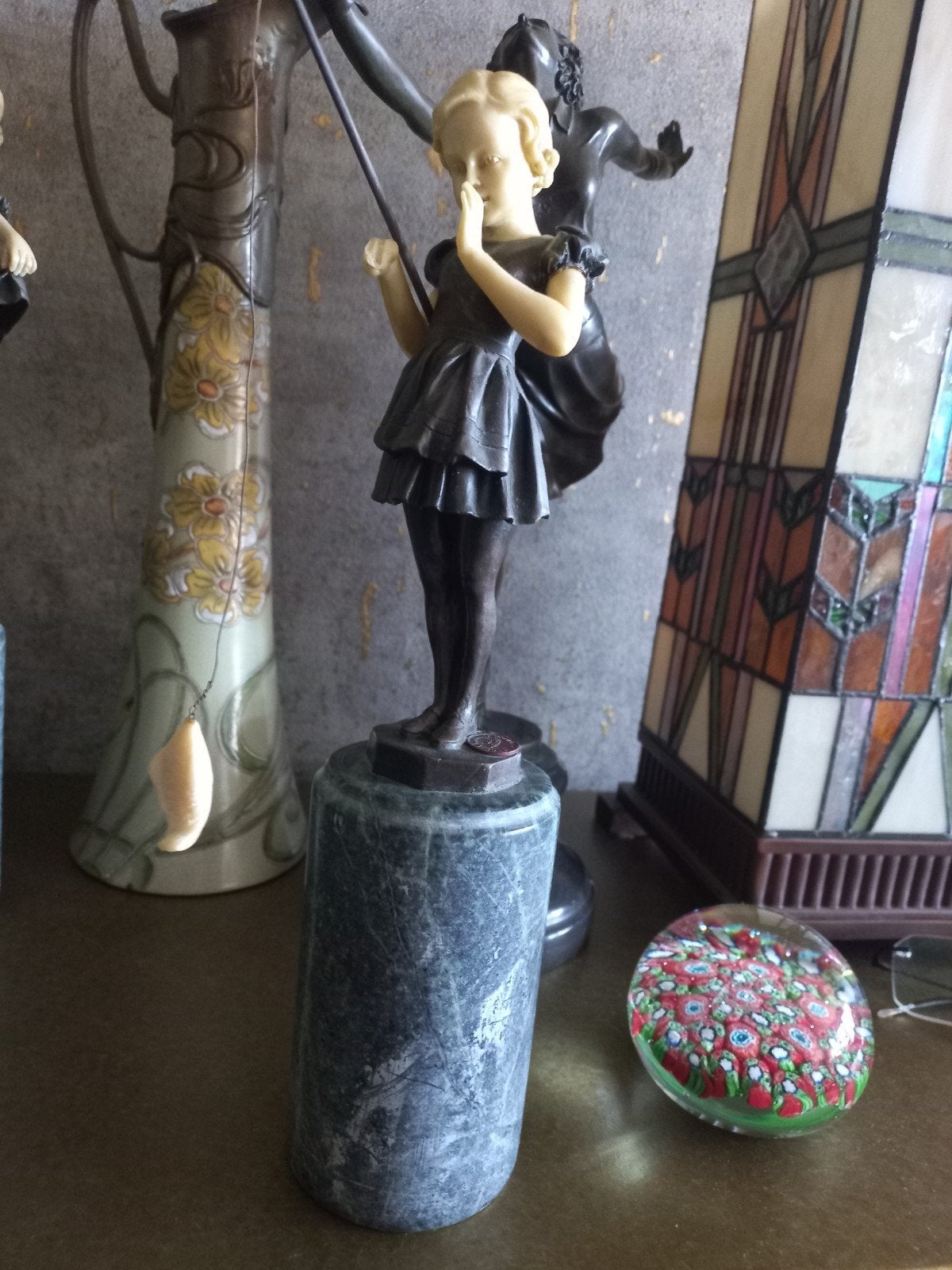 Gesigneerd bronzen beeldje: Vissend meisje (handje kapot), Ophalen