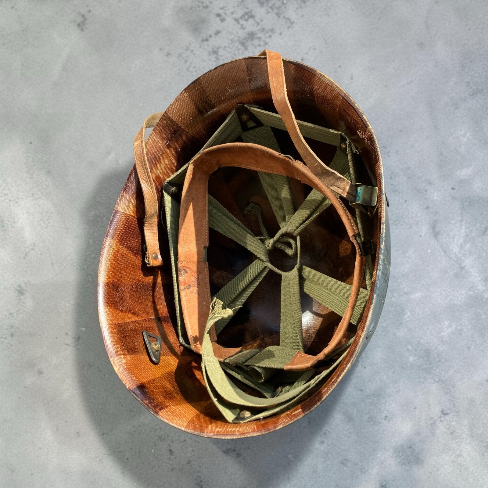 Rijkspolitie/ ME helm 1953-55 M1 VB555B3 originele staat, Ophalen of Verzenden, Doorwerth, Nederland, Helm of Baret