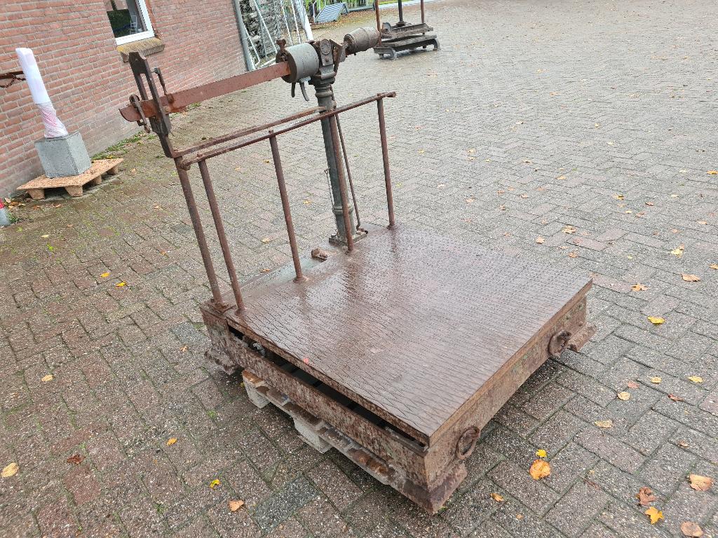 Antieke grote gietijzeren industriële bascule Is Geklonken, Antiek en Kunst, Ophalen