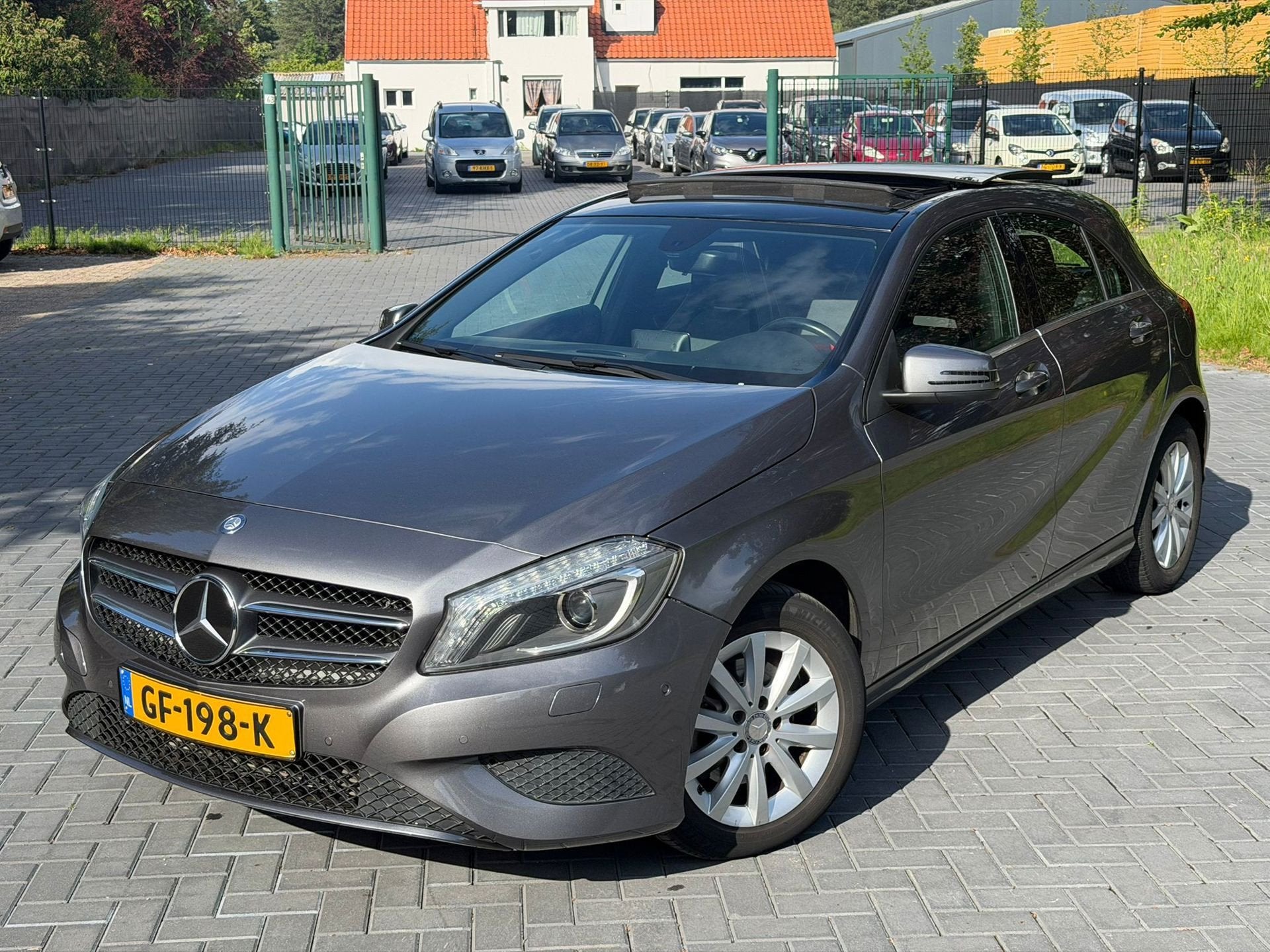 Mercedes-Benz A-klasse 180 Ambition/Automaat/Pano/Clima/Crui, Gebruikt, 4 cilinders, 122 pk, Bi-Xenon koplampen