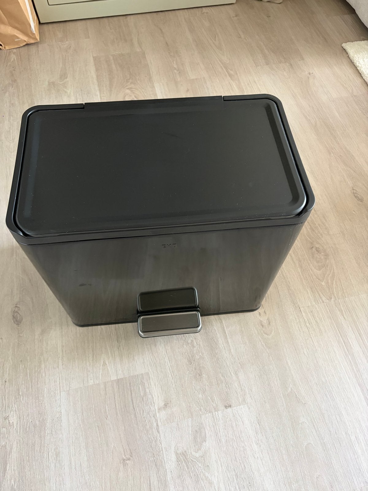 Zwarte prullenbak met 3 vakken voor afvalscheiding, Huis en Inrichting, Ophalen, 50 – 75, Met pedaal, 40 liter of meer