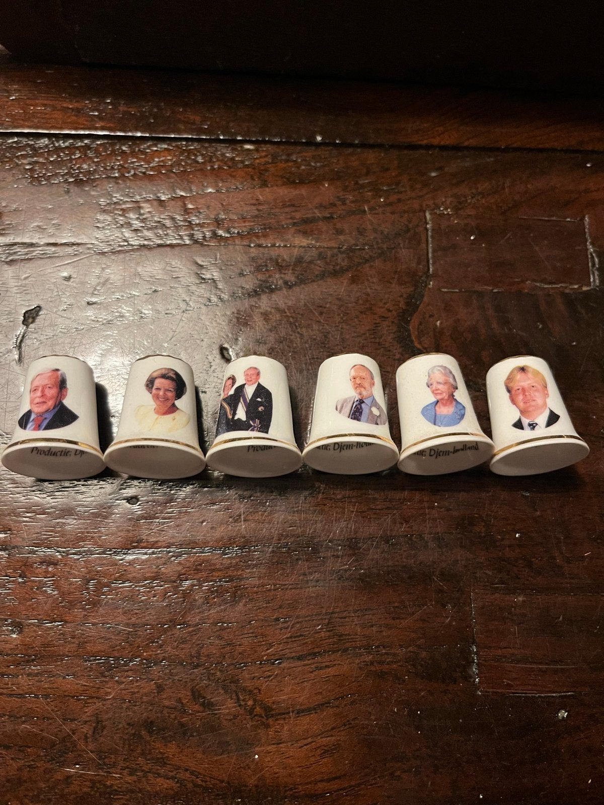 Set van 6 Koninklijke Vingerhoedjes - Oranjehuis, Verzamelen, Ophalen of Verzenden, Zo goed als nieuw, Nederland, Overige typen