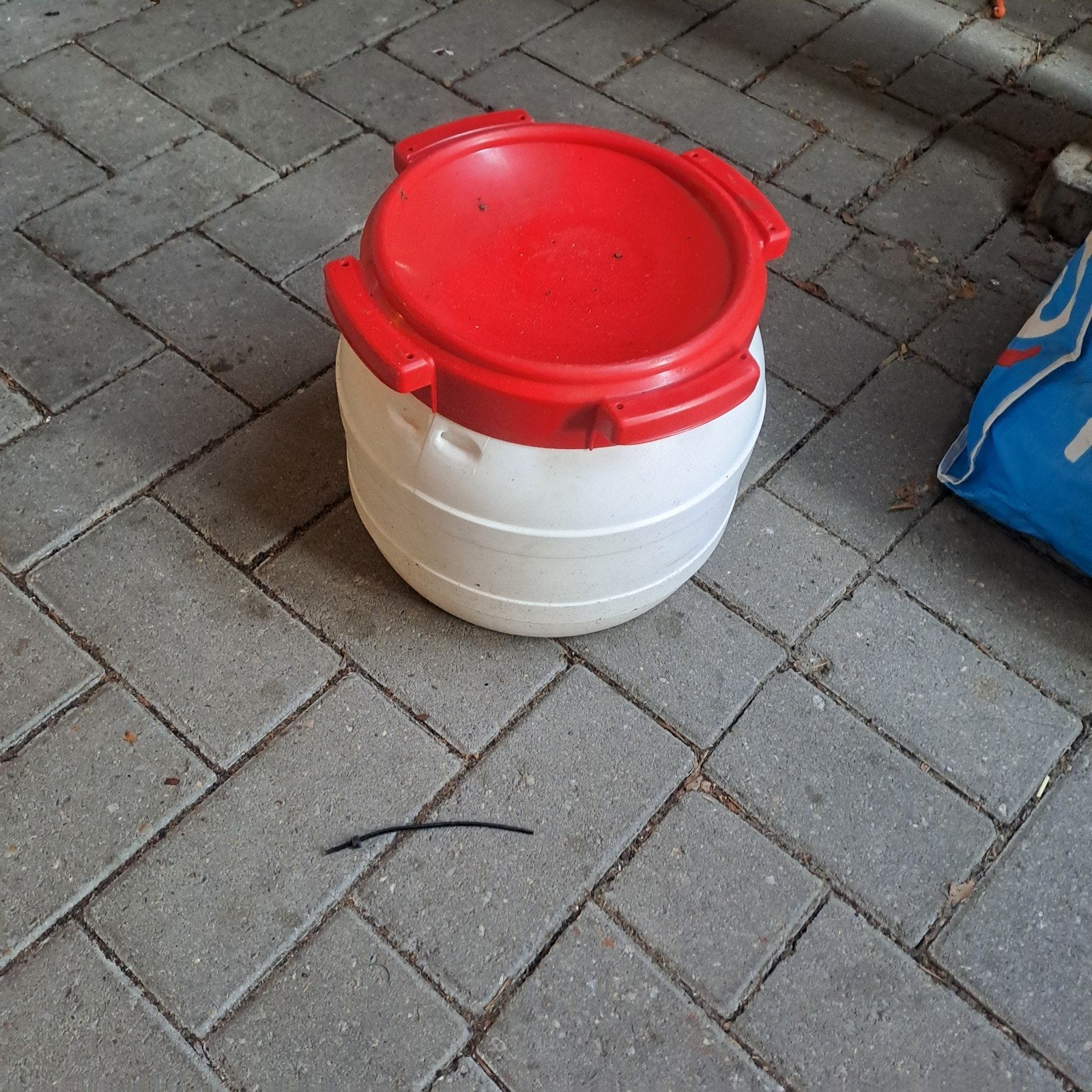 'zuurkoolvat ' Witte kunststof ton met rood deksel, Watersport en Boten, Ophalen, Gebruikt
