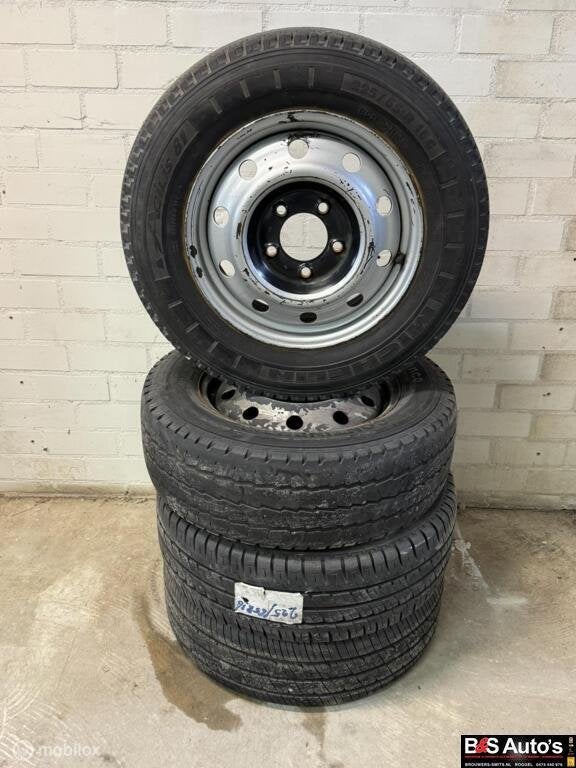 Stalen velg + Continental zomerband VW Lt Mercedes Sprinter, Auto-onderdelen, Banden en Velgen, Ophalen, 16 inch, Banden en Velgen