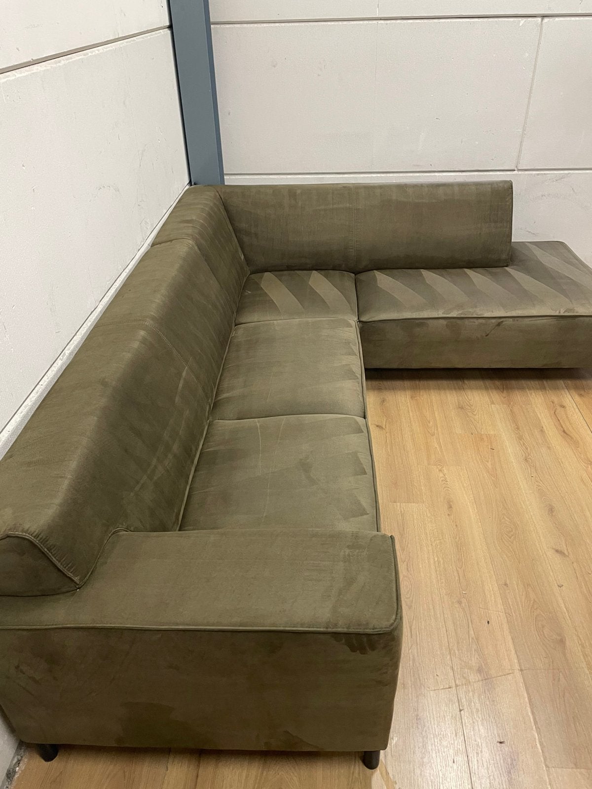Mooie luxe suede groene industriële hoekbank - GEREINIGD!!!, Huis en Inrichting, Ophalen, 250 tot 300 cm, Luxe, Hoekbank