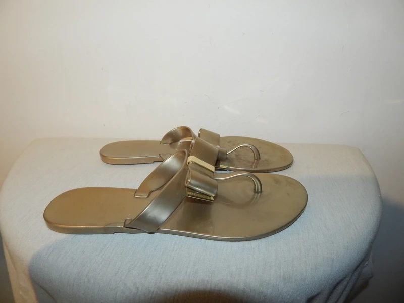 Michael Kors kunststof gouden slippers strik merk stoppers37, Kleding | Dames, Slippers, Verzenden, Gedragen, Overige kleuren