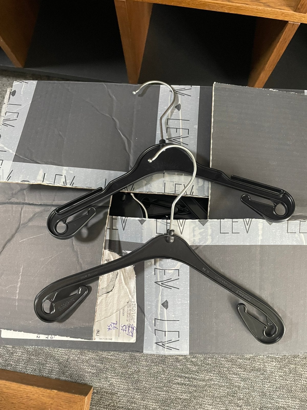 Partij zwarte kleding hangers kunststof kinder kleding, Kunststof, Onbekend, Ophalen of Verzenden, Zo goed als nieuw