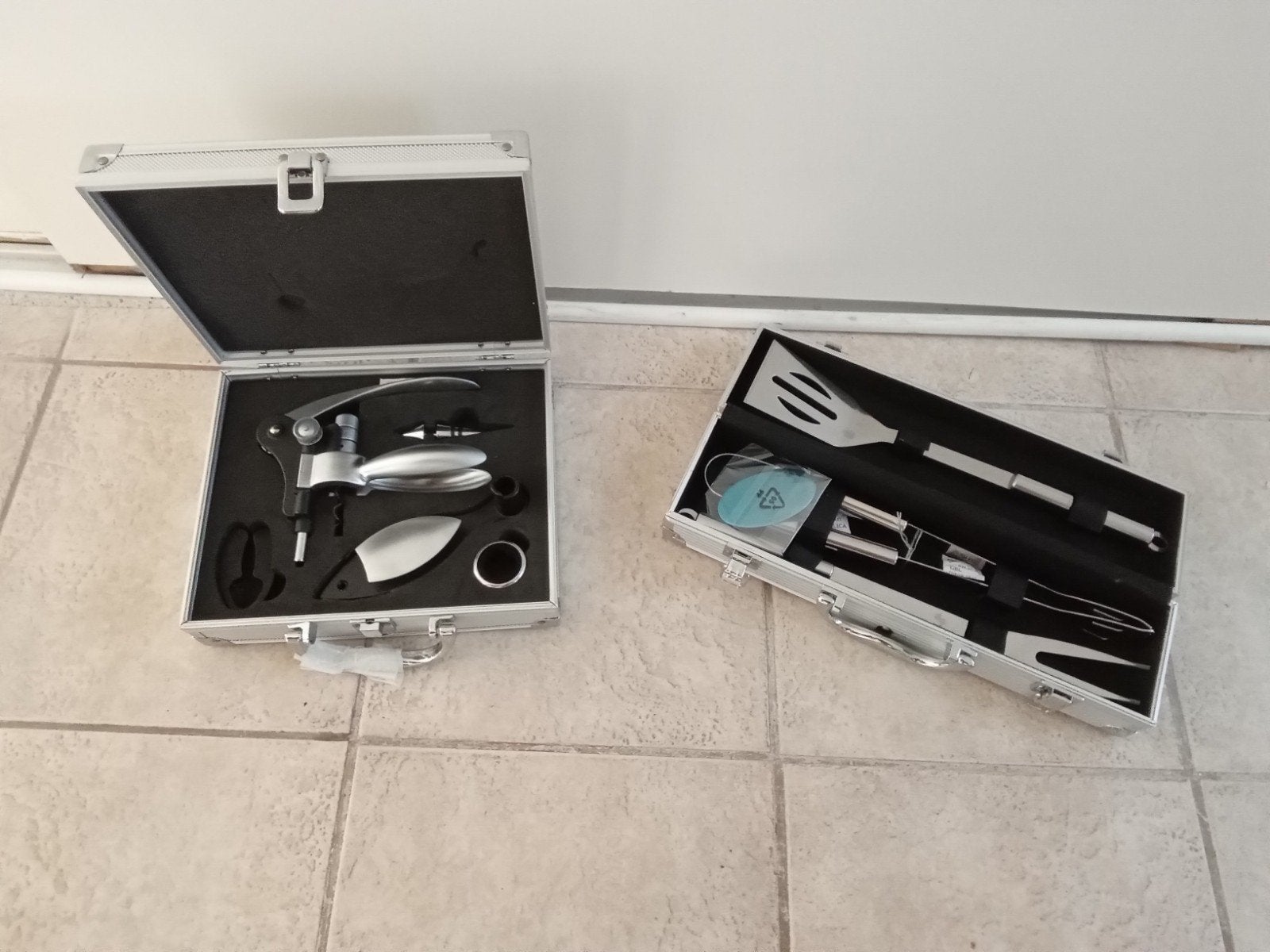 Nieuwe BBQ set en kurkentrekker in aluminium koffers, Ophalen, Nieuw
