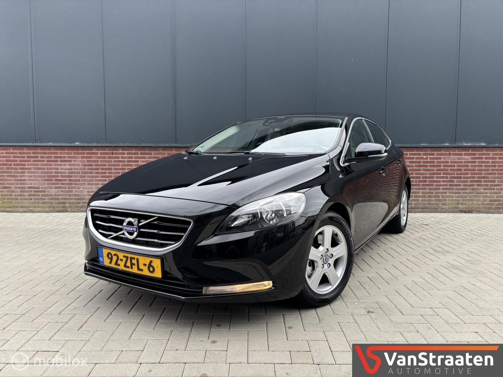Volvo V40 1.6 T3 Momentum | Bluetooth | Camera | Cruise, Gebruikt, Beige, 4 cilinders, 150 pk