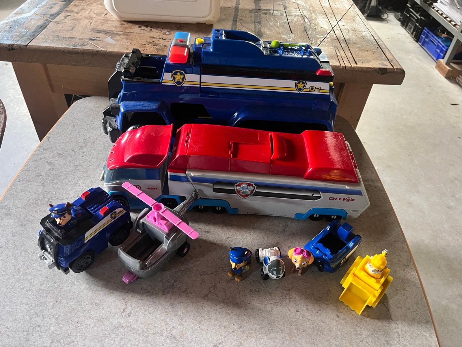 2 Paw patrol vrachtwagens met toebehoren en hondjes, Ophalen, Zo goed als nieuw
