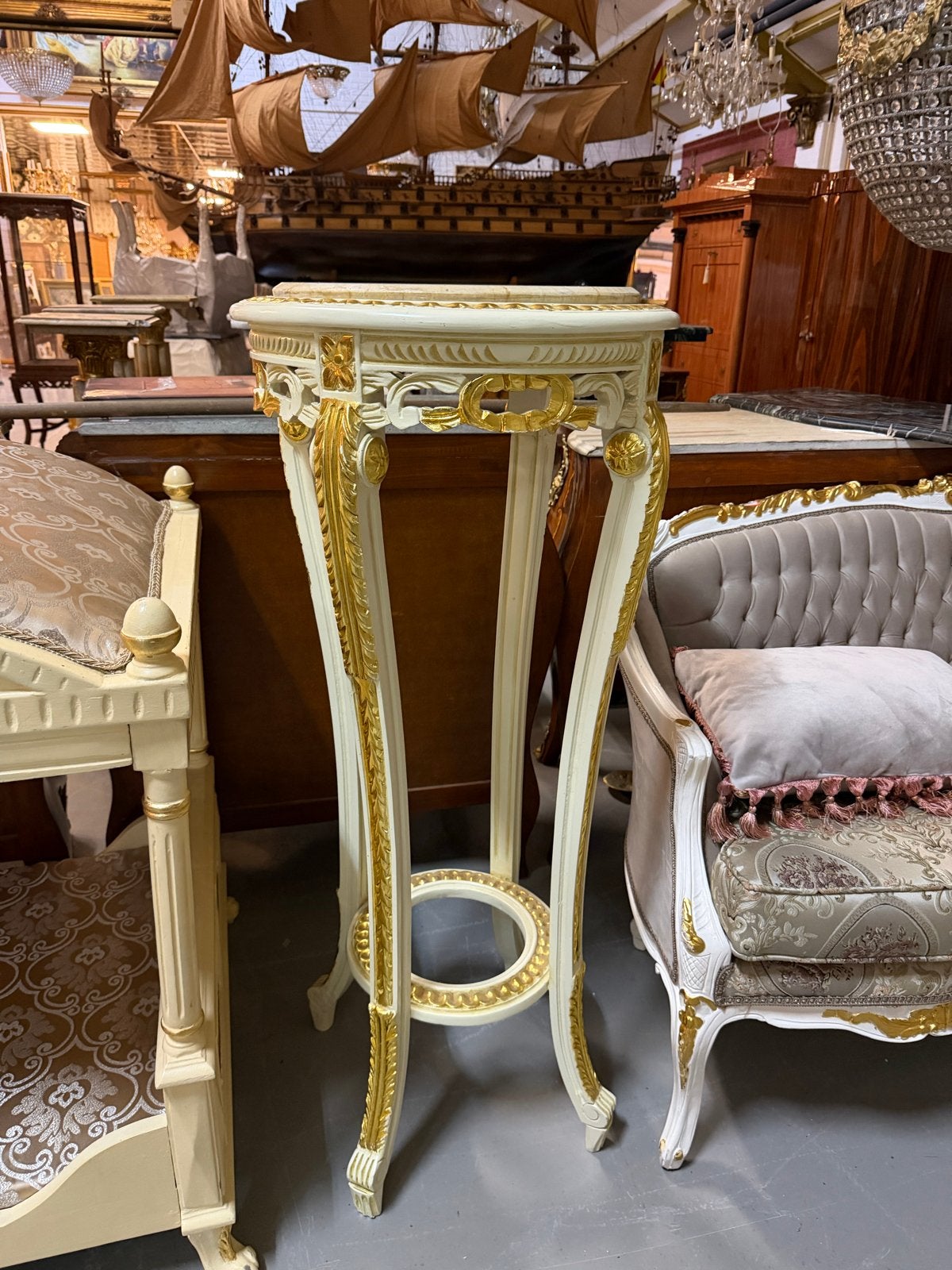 Elegante bijzettafel met marmeren blad en goudaccenten, Ophalen of Verzenden